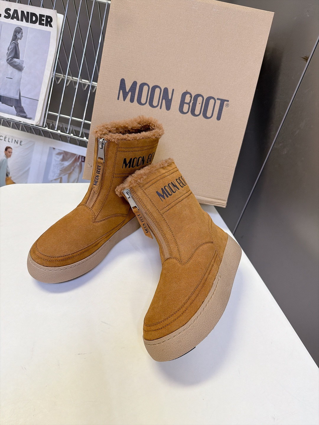 Moon Boot秋冬最新款前拉链厚底雪地短靴 超多明星网红种草 标志性圆胖大头鞋型 靴身正面拉链设计 穿脱方便 靴口一