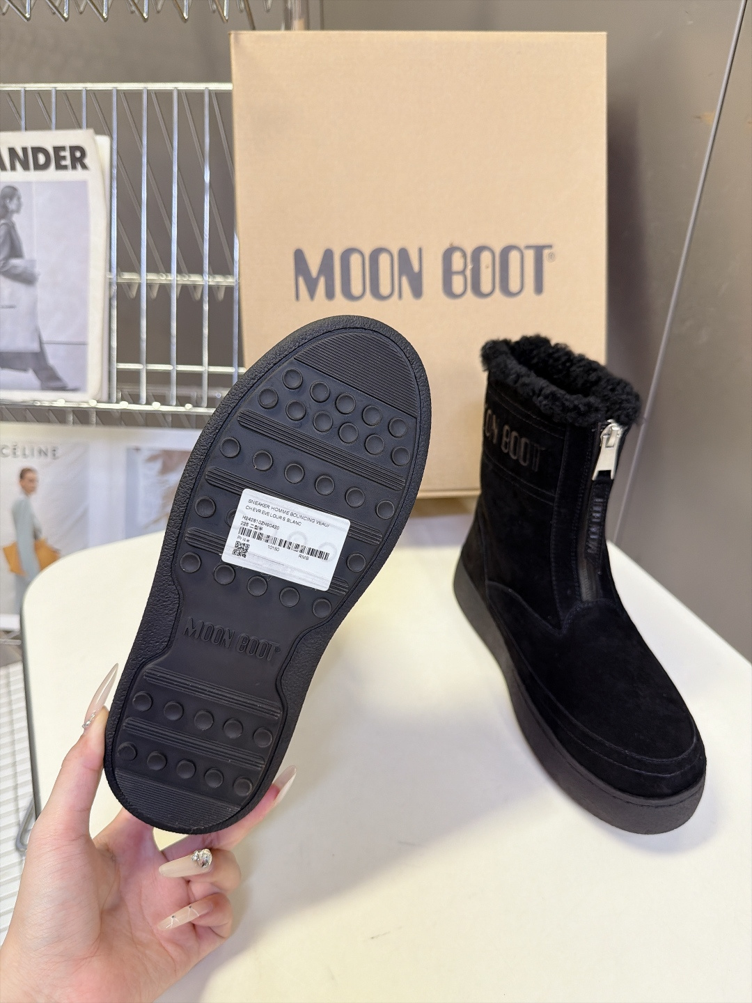Moon Boot秋冬最新款前拉链厚底雪地短靴 超多明星网红种草 标志性圆胖大头鞋型 靴身正面拉链设计 穿脱方便 靴口一