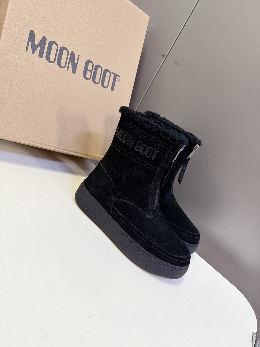 Moon Boot秋冬最新款前拉链厚底雪地短靴 超多明星网红种草 标志性圆胖大头鞋型 靴身正面拉链设计 穿脱方便 靴口一