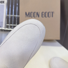 Moon Boot秋冬最新款翻边羊羔毛厚底雪地短靴 超多明星网红种草 可翻折羊羔毛靴口是核心设计 既能翻下来露出一圈毛绒 Moon Boot秋冬最新款翻边羊羔毛厚底雪地短靴 超多明星网红种草 可翻折羊羔毛靴口是核心设计 既能翻下来露出一圈毛绒