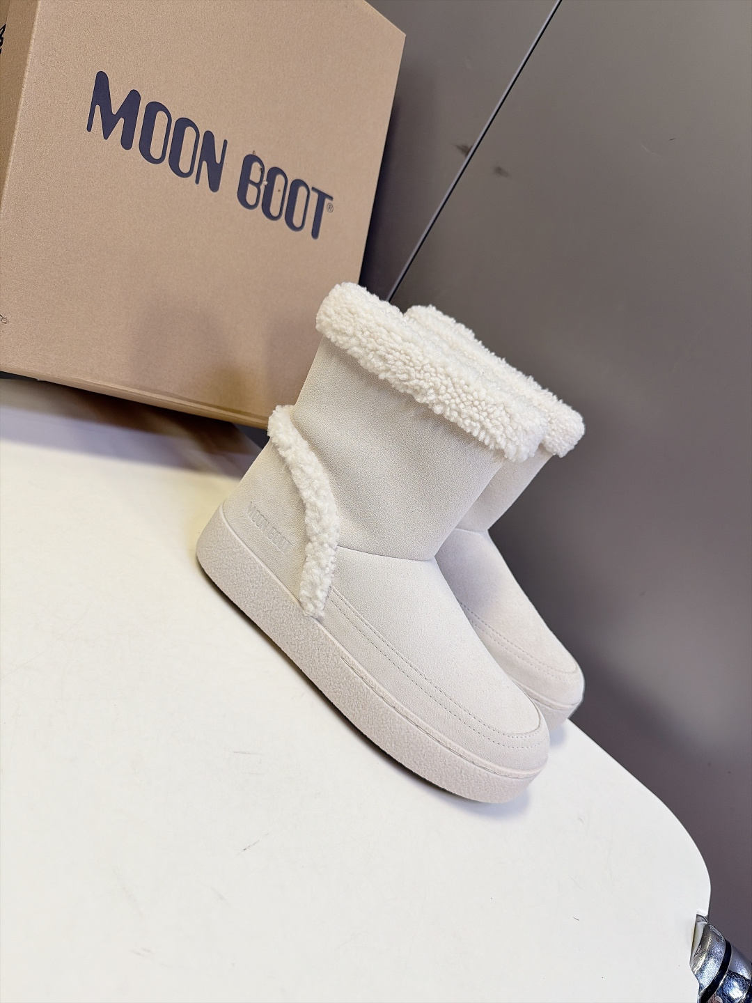 Moon Boot秋冬最新款翻边羊羔毛厚底雪地短靴 超多明星网红种草 可翻折羊羔毛靴口是核心设计 既能翻下来露出一圈毛绒 Moon Boot秋冬最新款翻边羊羔毛厚底雪地短靴 超多明星网红种草 可翻折羊羔毛靴口是核心设计 既能翻下来露出一圈毛绒