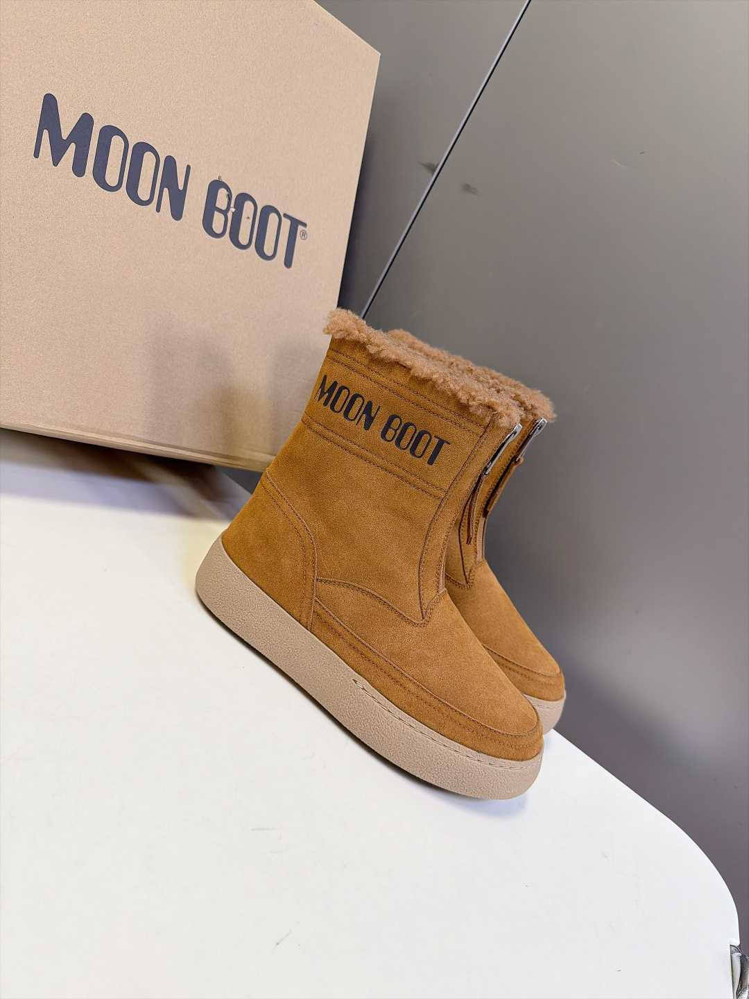Moon Boot秋冬最新款前拉链厚底雪地短靴 超多明星网红种草 标志性圆胖大头鞋型 靴身正面拉链设计 穿脱方便 靴口一