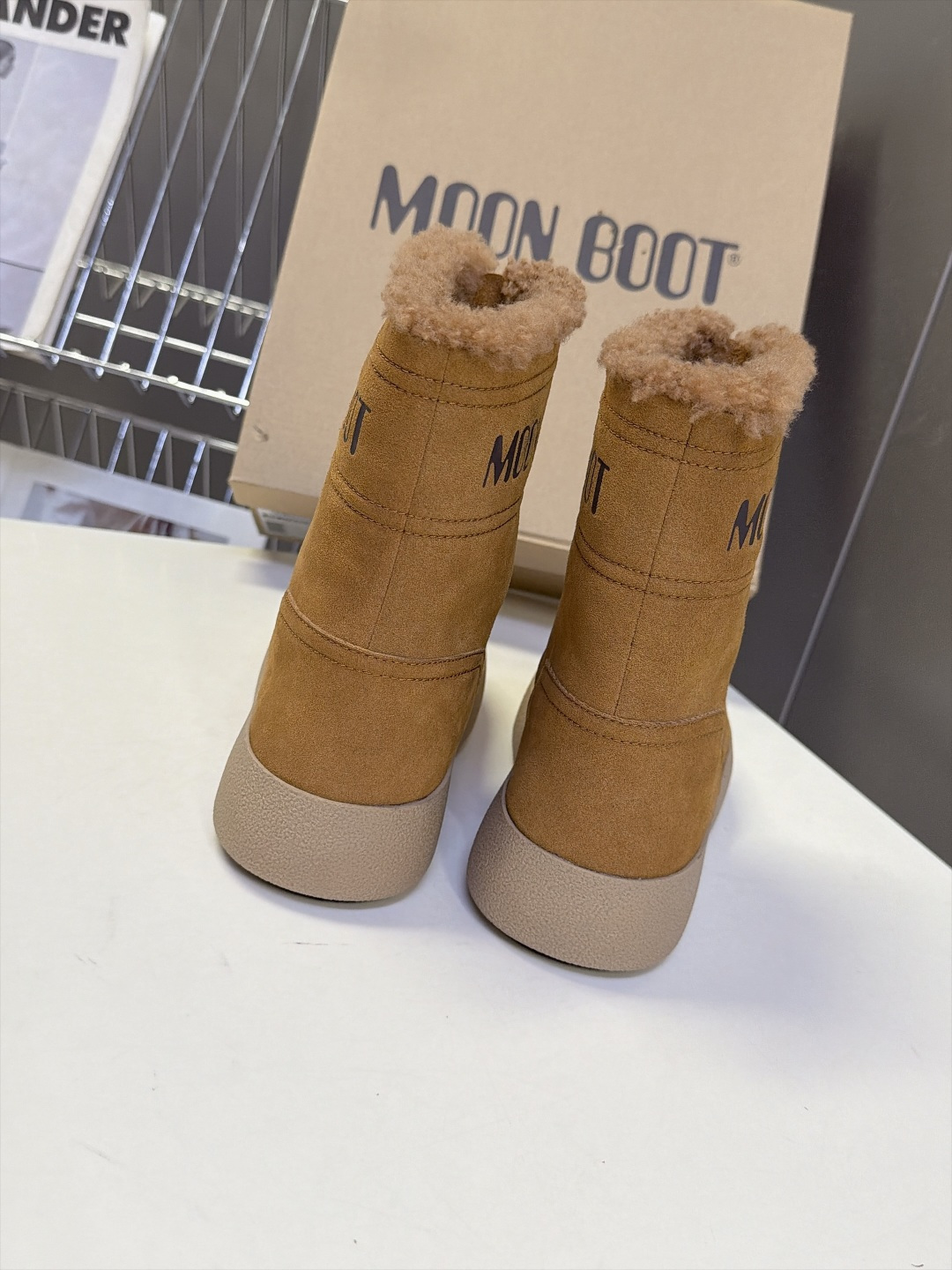 Moon Boot秋冬最新款前拉链厚底雪地短靴 超多明星网红种草 标志性圆胖大头鞋型 靴身正面拉链设计 穿脱方便 靴口一