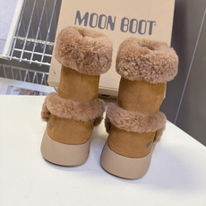 Moon Boot秋冬最新款翻边羊羔毛厚底雪地短靴 超多明星网红种草 可翻折羊羔毛靴口是核心设计 既能翻下来露出一圈毛绒 Moon Boot秋冬最新款翻边羊羔毛厚底雪地短靴 超多明星网红种草 可翻折羊羔毛靴口是核心设计 既能翻下来露出一圈毛绒