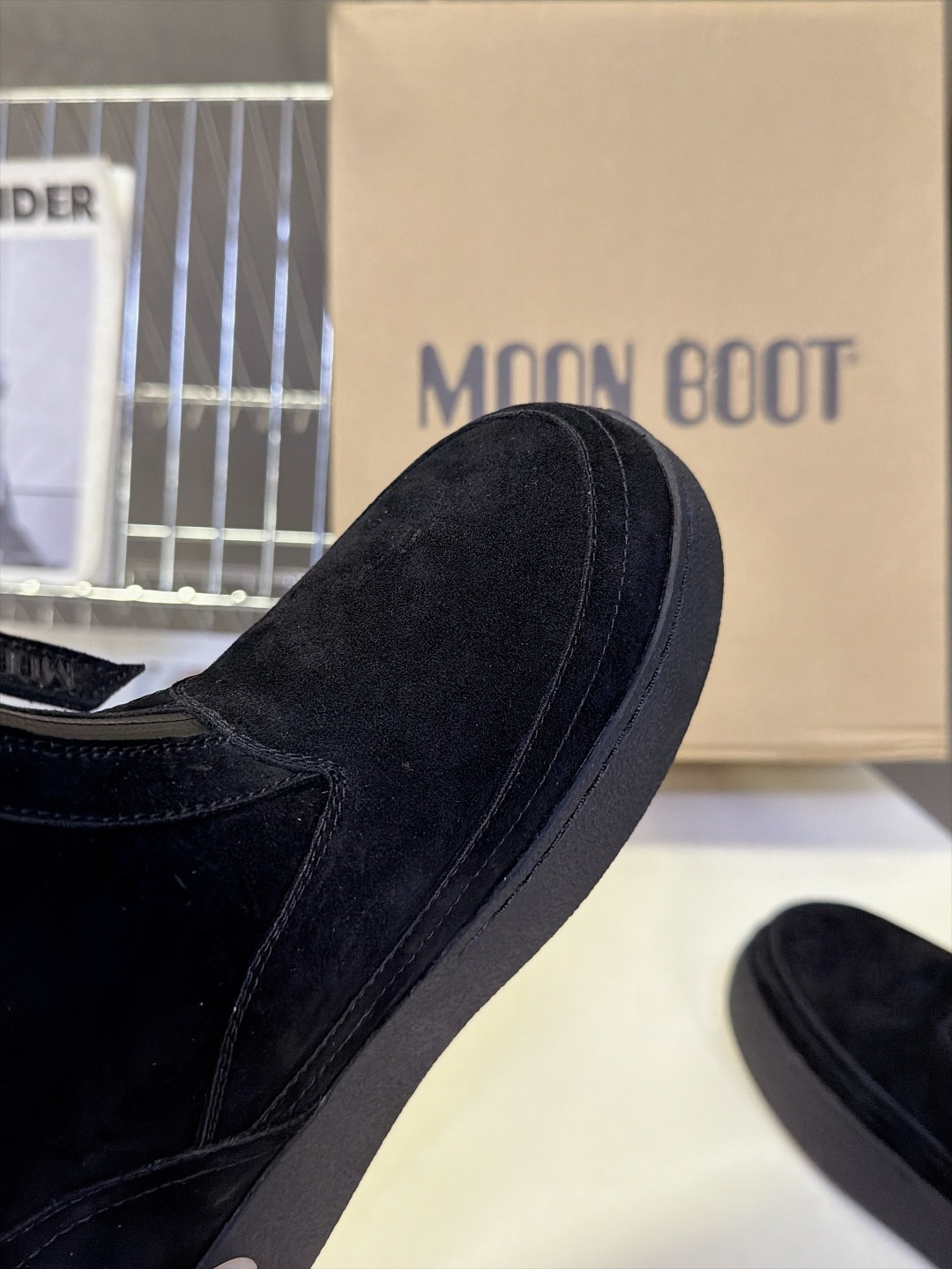 Moon Boot秋冬最新款前拉链厚底雪地短靴 超多明星网红种草 标志性圆胖大头鞋型 靴身正面拉链设计 穿脱方便 靴口一