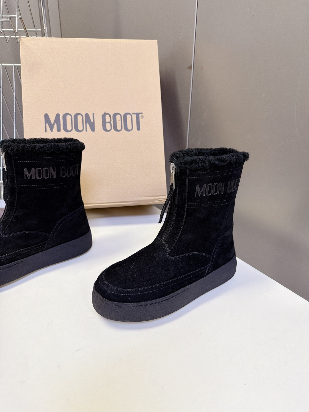 Moon Boot秋冬最新款前拉链厚底雪地短靴 超多明星网红种草 标志性圆胖大头鞋型 靴身正面拉链设计 穿脱方便 靴口一