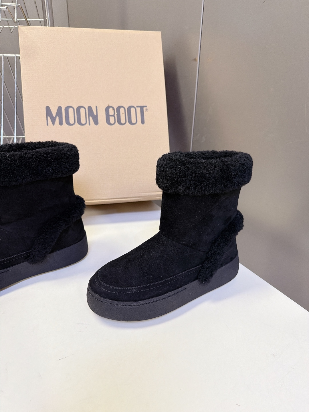 Moon Boot秋冬最新款翻边羊羔毛厚底雪地短靴 超多明星网红种草 可翻折羊羔毛靴口是核心设计 既能翻下来露出一圈毛绒 Moon Boot秋冬最新款翻边羊羔毛厚底雪地短靴 超多明星网红种草 可翻折羊羔毛靴口是核心设计 既能翻下来露出一圈毛绒
