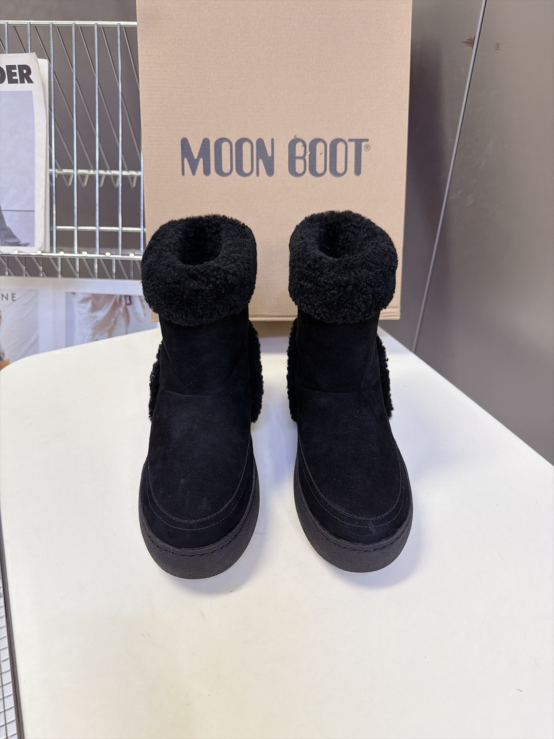 Moon Boot秋冬最新款翻边羊羔毛厚底雪地短靴 超多明星网红种草 可翻折羊羔毛靴口是核心设计 既能翻下来露出一圈毛绒 Moon Boot秋冬最新款翻边羊羔毛厚底雪地短靴 超多明星网红种草 可翻折羊羔毛靴口是核心设计 既能翻下来露出一圈毛绒