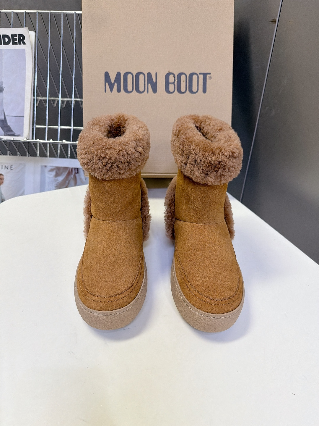 Moon Boot秋冬最新款翻边羊羔毛厚底雪地短靴 超多明星网红种草 可翻折羊羔毛靴口是核心设计 既能翻下来露出一圈毛绒 Moon Boot秋冬最新款翻边羊羔毛厚底雪地短靴 超多明星网红种草 可翻折羊羔毛靴口是核心设计 既能翻下来露出一圈毛绒