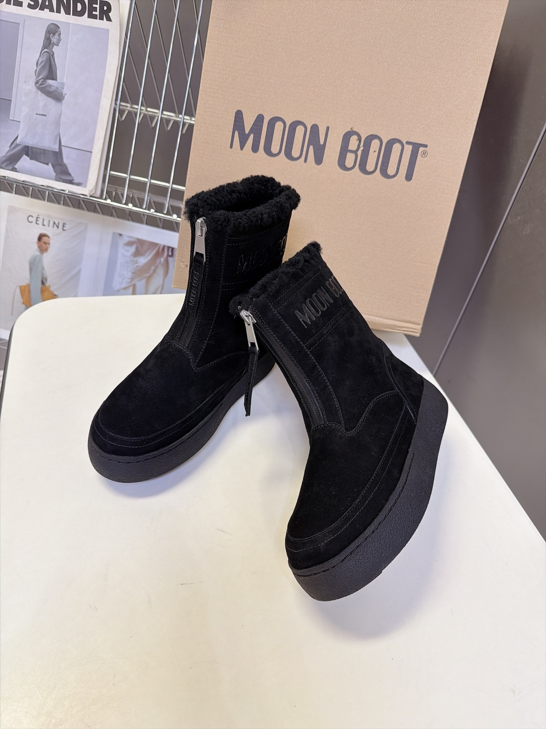 Moon Boot秋冬最新款前拉链厚底雪地短靴 超多明星网红种草 标志性圆胖大头鞋型 靴身正面拉链设计 穿脱方便 靴口一