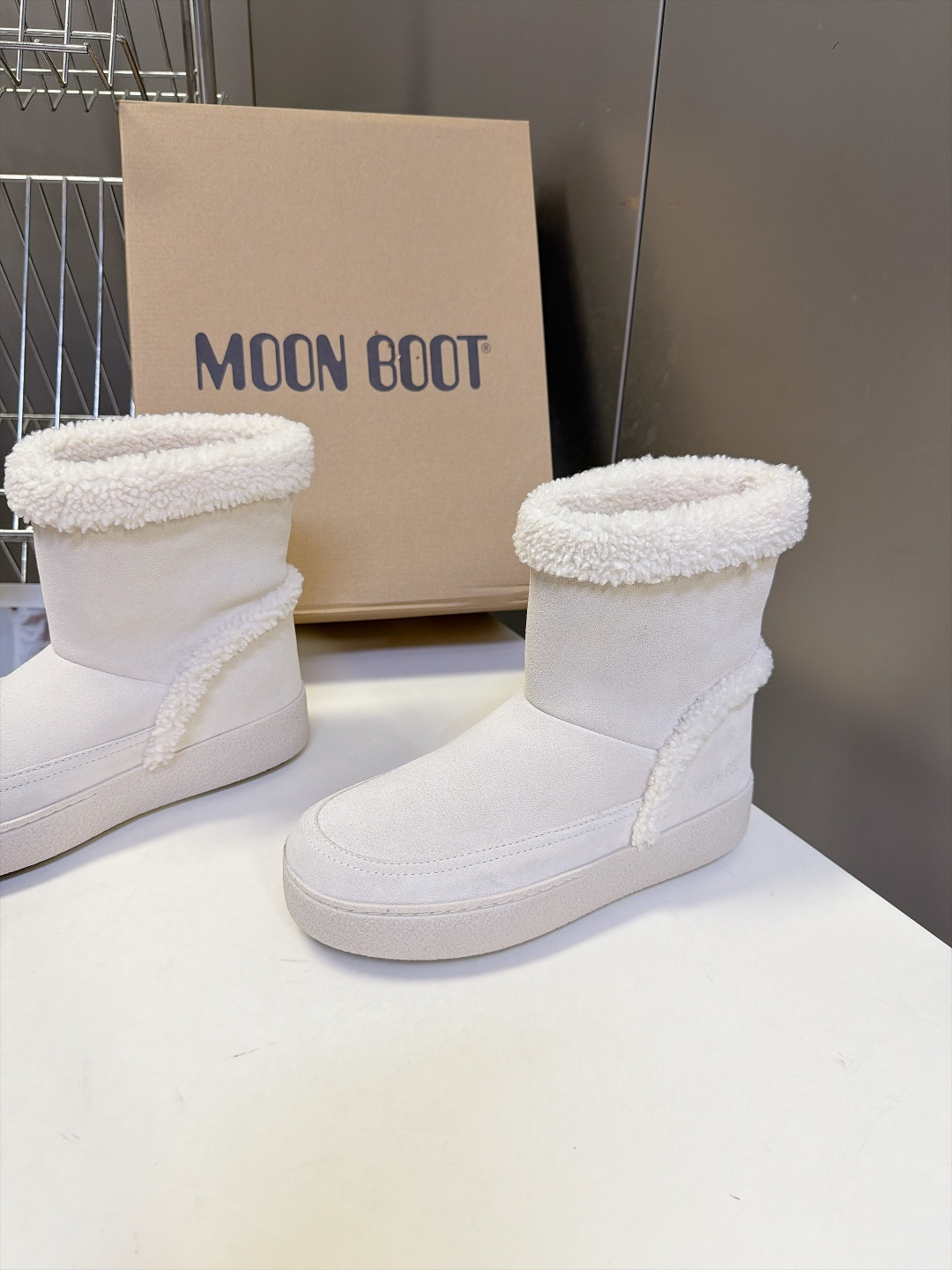 Moon Boot秋冬最新款翻边羊羔毛厚底雪地短靴 超多明星网红种草 可翻折羊羔毛靴口是核心设计 既能翻下来露出一圈毛绒 Moon Boot秋冬最新款翻边羊羔毛厚底雪地短靴 超多明星网红种草 可翻折羊羔毛靴口是核心设计 既能翻下来露出一圈毛绒