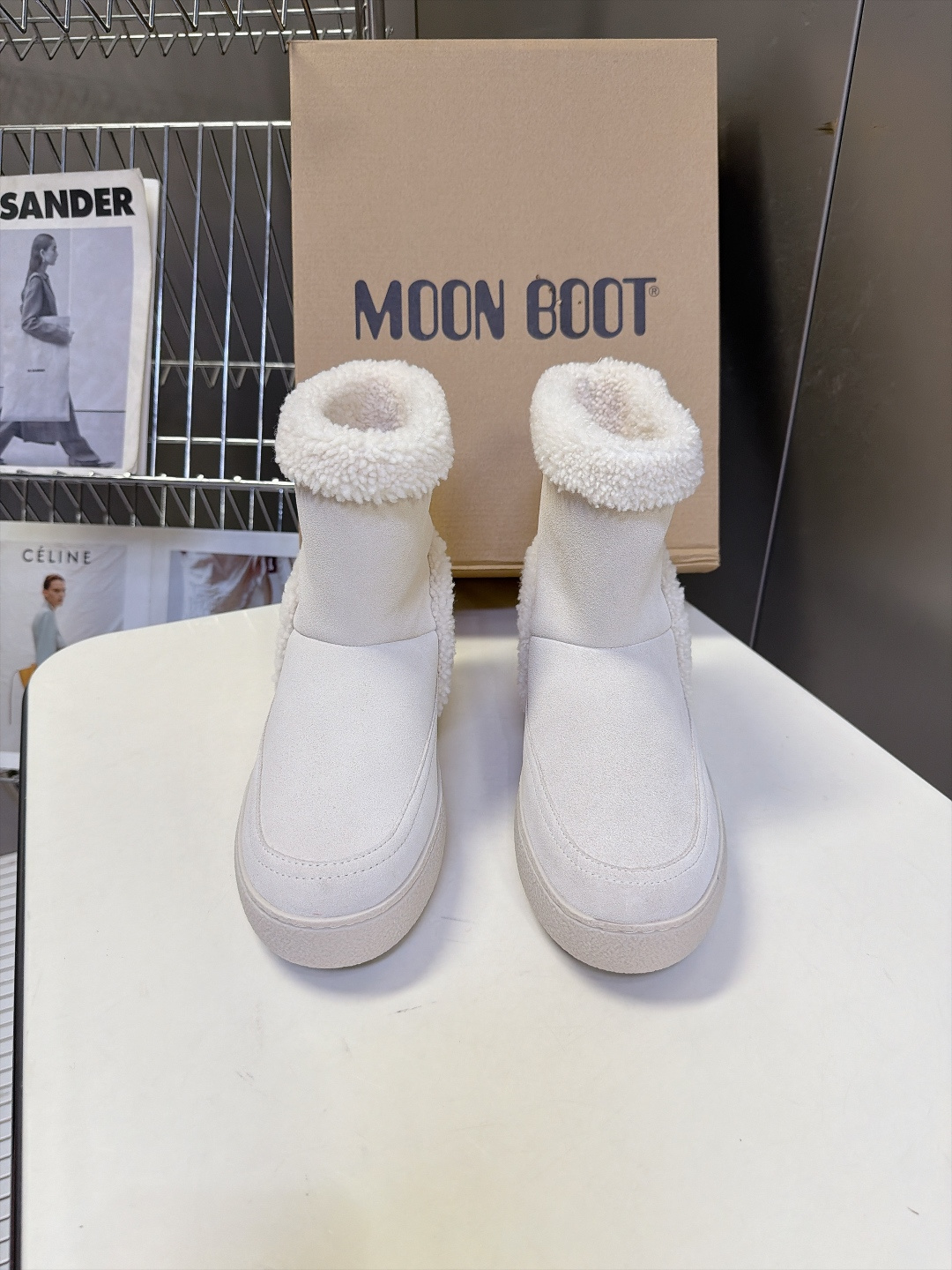 Moon Boot秋冬最新款翻边羊羔毛厚底雪地短靴 超多明星网红种草 可翻折羊羔毛靴口是核心设计 既能翻下来露出一圈毛绒 Moon Boot秋冬最新款翻边羊羔毛厚底雪地短靴 超多明星网红种草 可翻折羊羔毛靴口是核心设计 既能翻下来露出一圈毛绒