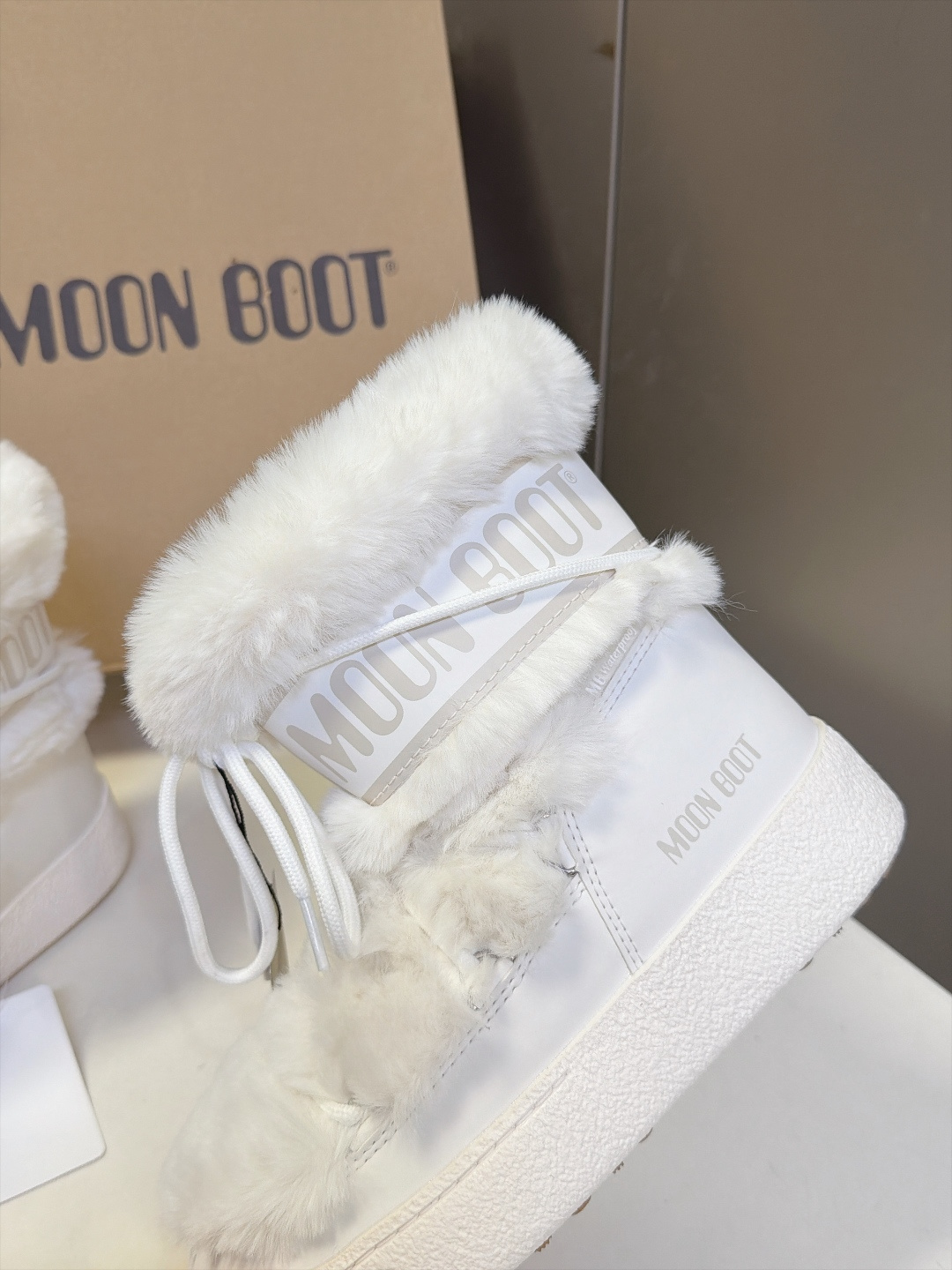 Moon Boot秋冬最新款绑带拼接毛绒雪地短靴 超多明星网红种草 复古户外风绑带系带设计 撞色编织绳带可以自由调节松紧