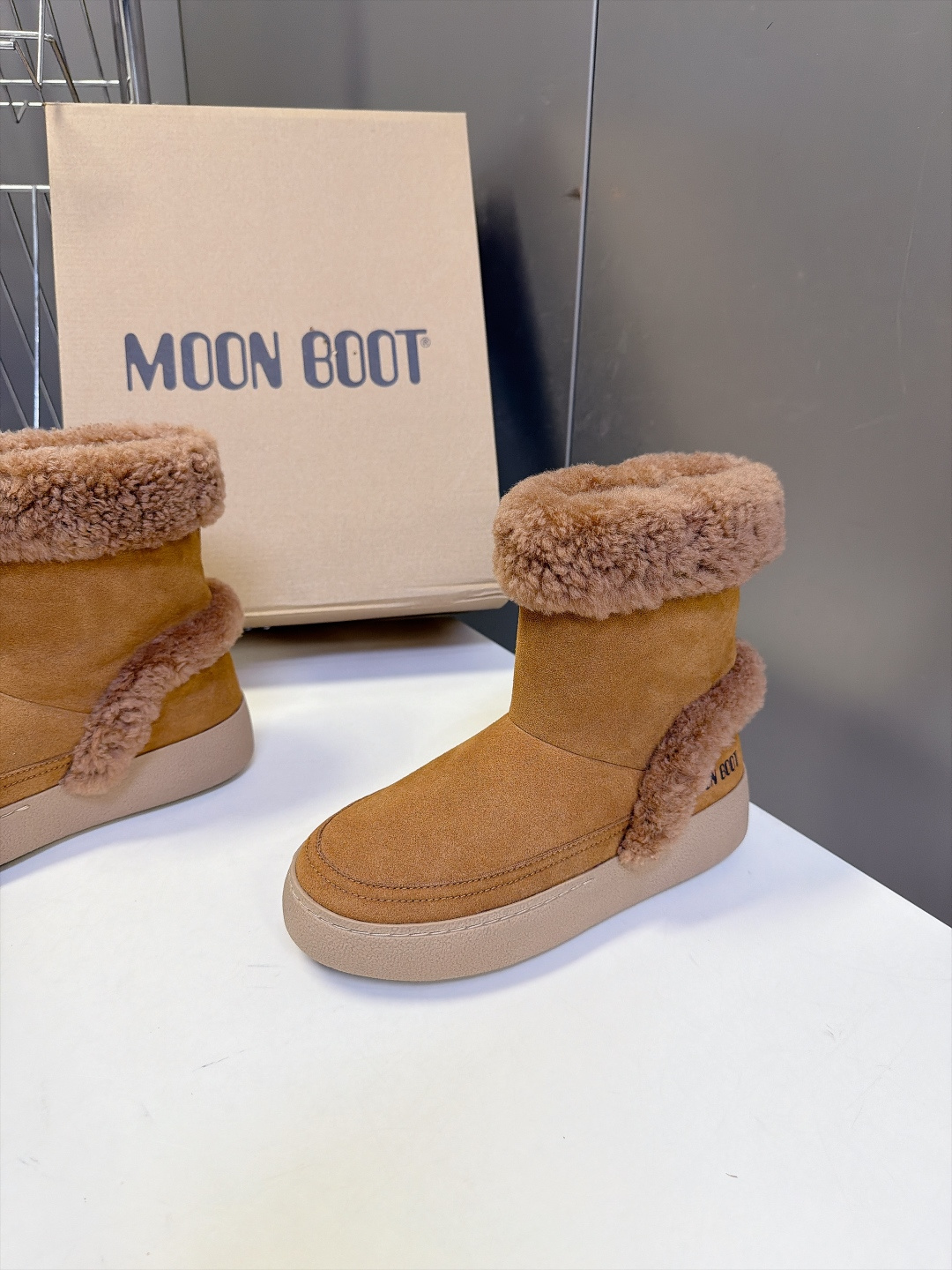 Moon Boot秋冬最新款翻边羊羔毛厚底雪地短靴 超多明星网红种草 可翻折羊羔毛靴口是核心设计 既能翻下来露出一圈毛绒 Moon Boot秋冬最新款翻边羊羔毛厚底雪地短靴 超多明星网红种草 可翻折羊羔毛靴口是核心设计 既能翻下来露出一圈毛绒