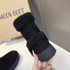 Moon Boot秋冬最新款翻边羊羔毛厚底雪地短靴 超多明星网红种草 可翻折羊羔毛靴口是核心设计 既能翻下来露出一圈毛绒 Moon Boot秋冬最新款翻边羊羔毛厚底雪地短靴 超多明星网红种草 可翻折羊羔毛靴口是核心设计 既能翻下来露出一圈毛绒