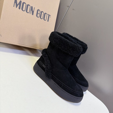 Moon Boot秋冬最新款翻边羊羔毛厚底雪地短靴 超多明星网红种草 可翻折羊羔毛靴口是核心设计 既能翻下来露出一圈毛绒 Moon Boot秋冬最新款翻边羊羔毛厚底雪地短靴 超多明星网红种草 可翻折羊羔毛靴口是核心设计 既能翻下来露出一圈毛绒
