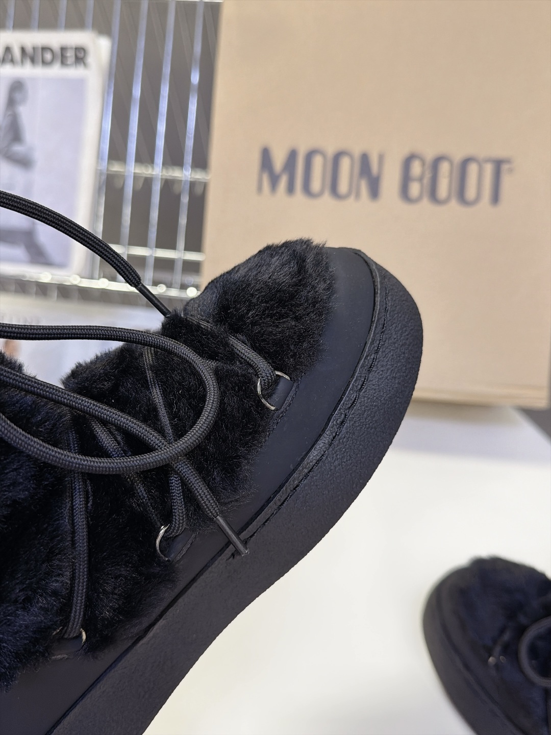 Moon Boot秋冬最新款绑带拼接毛绒雪地短靴 超多明星网红种草 复古户外风绑带系带设计 撞色编织绳带可以自由调节松紧