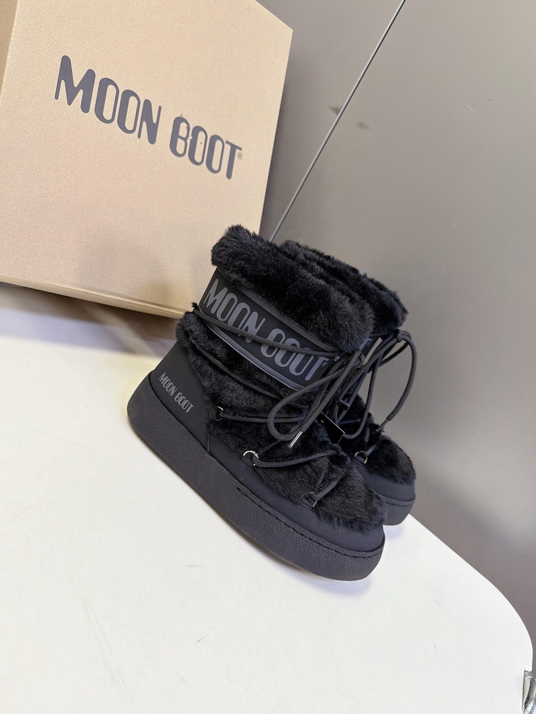 Moon Boot秋冬最新款绑带拼接毛绒雪地短靴 超多明星网红种草 复古户外风绑带系带设计 撞色编织绳带可以自由调节松紧