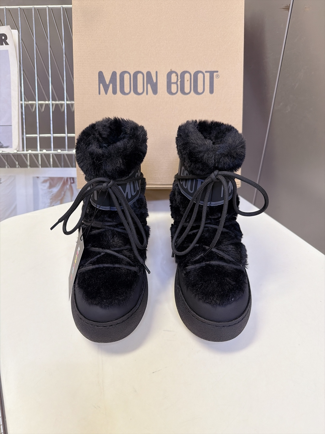 Moon Boot秋冬最新款绑带拼接毛绒雪地短靴 超多明星网红种草 复古户外风绑带系带设计 撞色编织绳带可以自由调节松紧 Moon Boot秋冬最新款绑带拼接毛绒雪地短靴 超多明星网红种草 复古户外风绑带系带设计 撞色编织绳带可以自由调节松紧