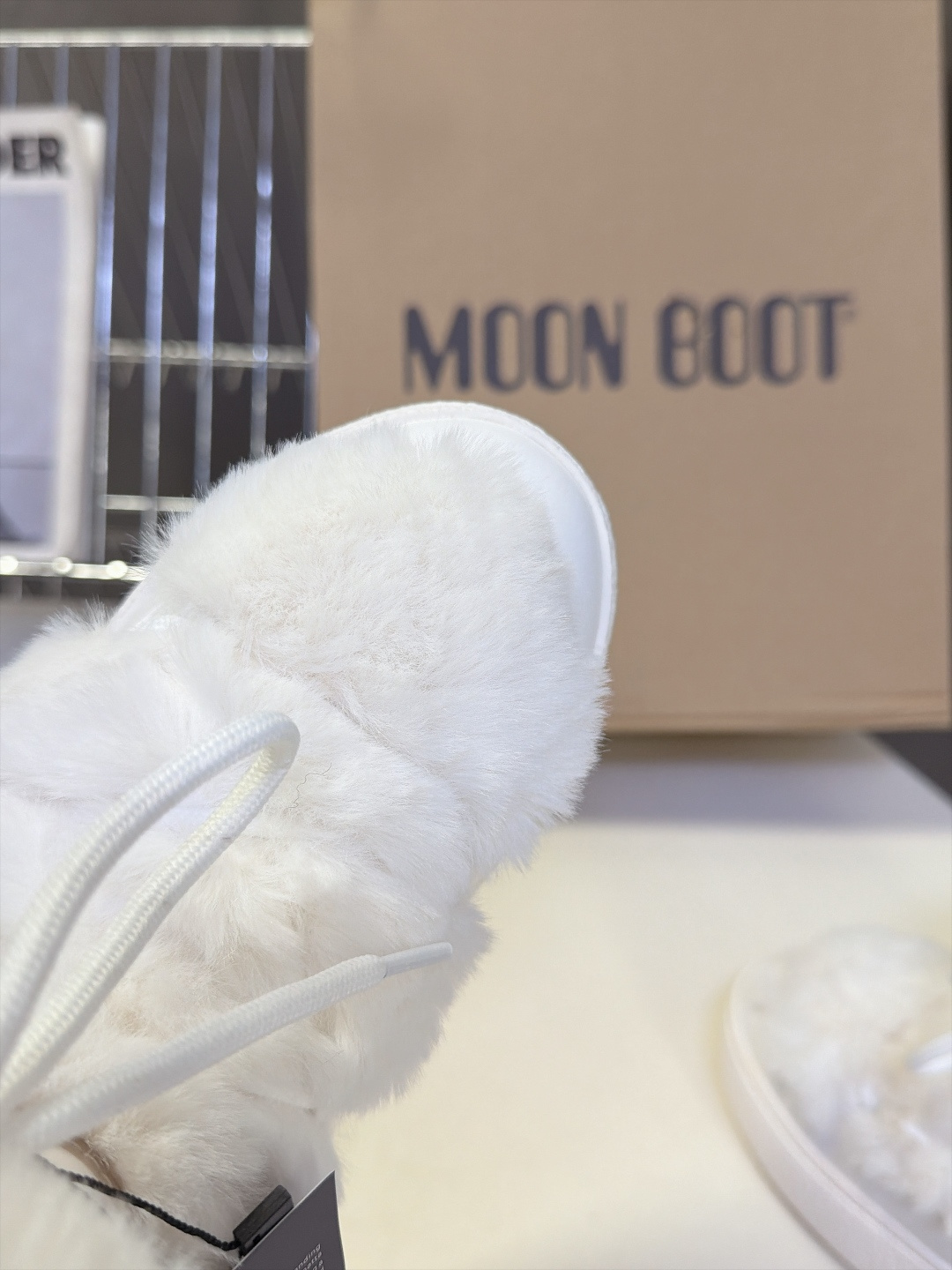 Moon Boot秋冬最新款绑带拼接毛绒雪地短靴 超多明星网红种草 复古户外风绑带系带设计 撞色编织绳带可以自由调节松紧