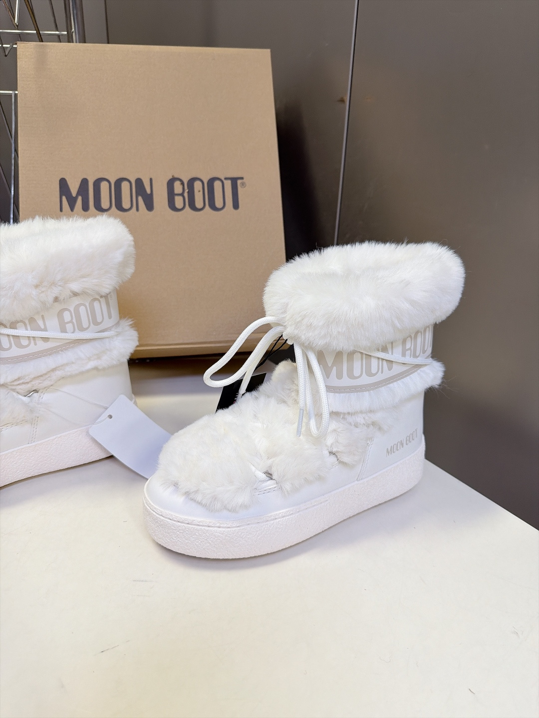 Moon Boot秋冬最新款绑带拼接毛绒雪地短靴 超多明星网红种草 复古户外风绑带系带设计 撞色编织绳带可以自由调节松紧