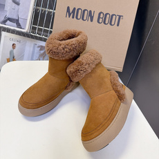 Moon Boot秋冬最新款翻边羊羔毛厚底雪地短靴 超多明星网红种草 可翻折羊羔毛靴口是核心设计 既能翻下来露出一圈毛绒 Moon Boot秋冬最新款翻边羊羔毛厚底雪地短靴 超多明星网红种草 可翻折羊羔毛靴口是核心设计 既能翻下来露出一圈毛绒