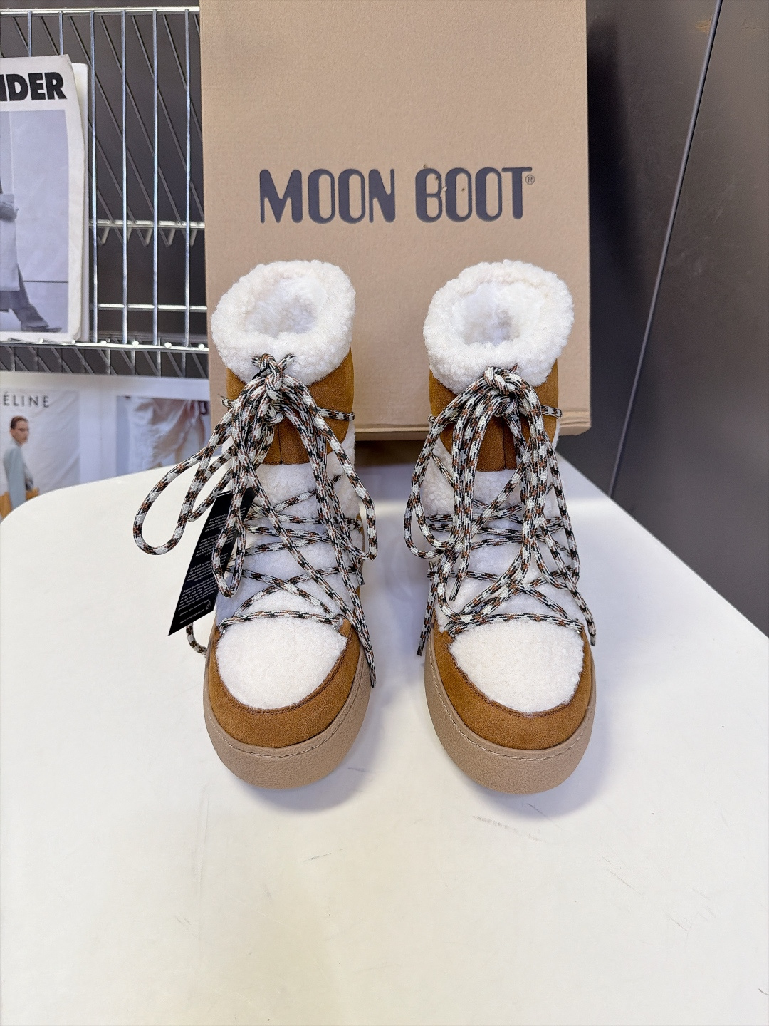 Moon Boot秋冬最新款绑带拼接毛绒雪地短靴 超多明星网红种草 复古户外风绑带系带设计 撞色编织绳带可以自由调节松紧 Moon Boot秋冬最新款绑带拼接毛绒雪地短靴 超多明星网红种草 复古户外风绑带系带设计 撞色编织绳带可以自由调节松紧