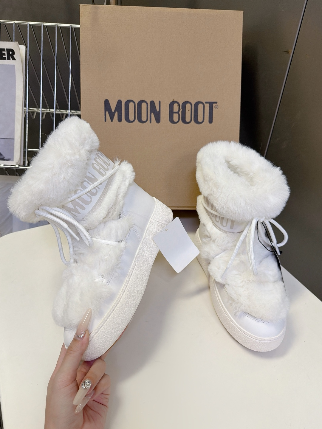 Moon Boot秋冬最新款绑带拼接毛绒雪地短靴 超多明星网红种草 复古户外风绑带系带设计 撞色编织绳带可以自由调节松紧