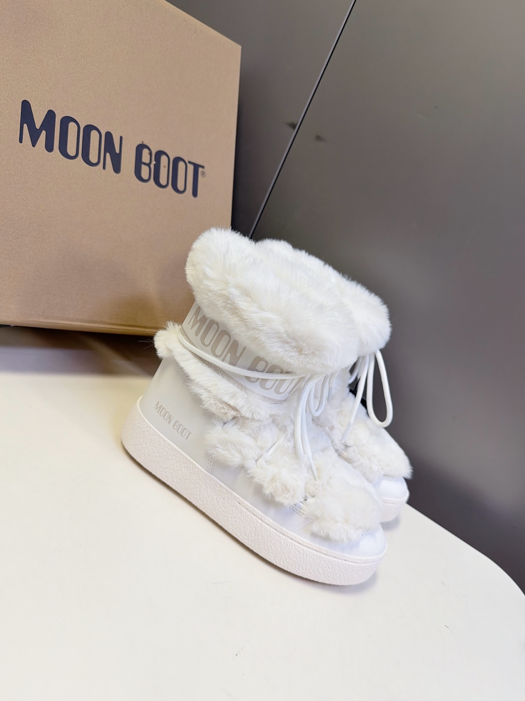 Moon Boot秋冬最新款绑带拼接毛绒雪地短靴 超多明星网红种草 复古户外风绑带系带设计 撞色编织绳带可以自由调节松紧