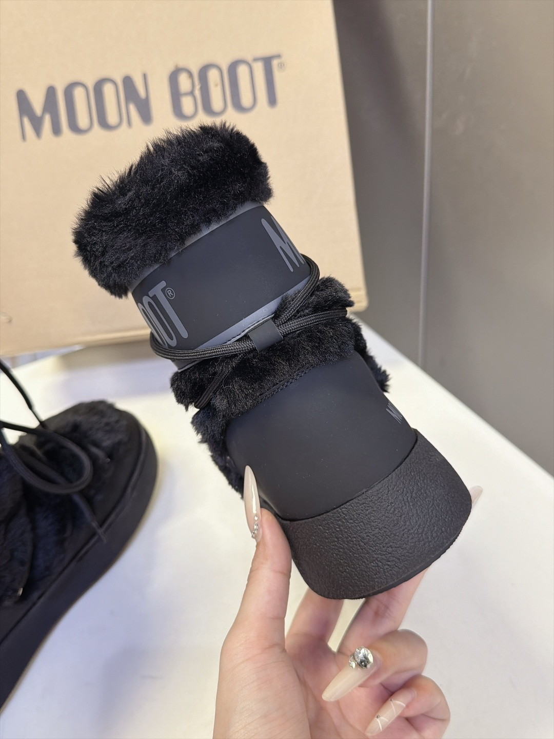 Moon Boot秋冬最新款绑带拼接毛绒雪地短靴 超多明星网红种草 复古户外风绑带系带设计 撞色编织绳带可以自由调节松紧