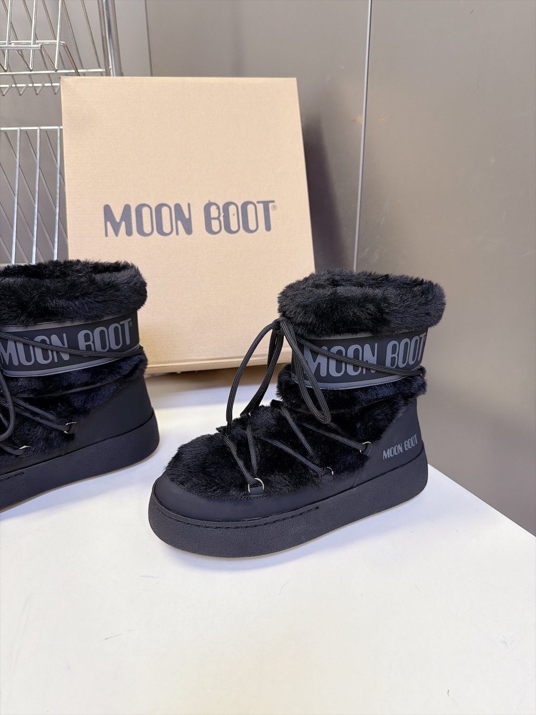 Moon Boot秋冬最新款绑带拼接毛绒雪地短靴 超多明星网红种草 复古户外风绑带系带设计 撞色编织绳带可以自由调节松紧