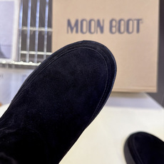 Moon Boot秋冬最新款翻边羊羔毛厚底雪地短靴 超多明星网红种草 可翻折羊羔毛靴口是核心设计 既能翻下来露出一圈毛绒 Moon Boot秋冬最新款翻边羊羔毛厚底雪地短靴 超多明星网红种草 可翻折羊羔毛靴口是核心设计 既能翻下来露出一圈毛绒