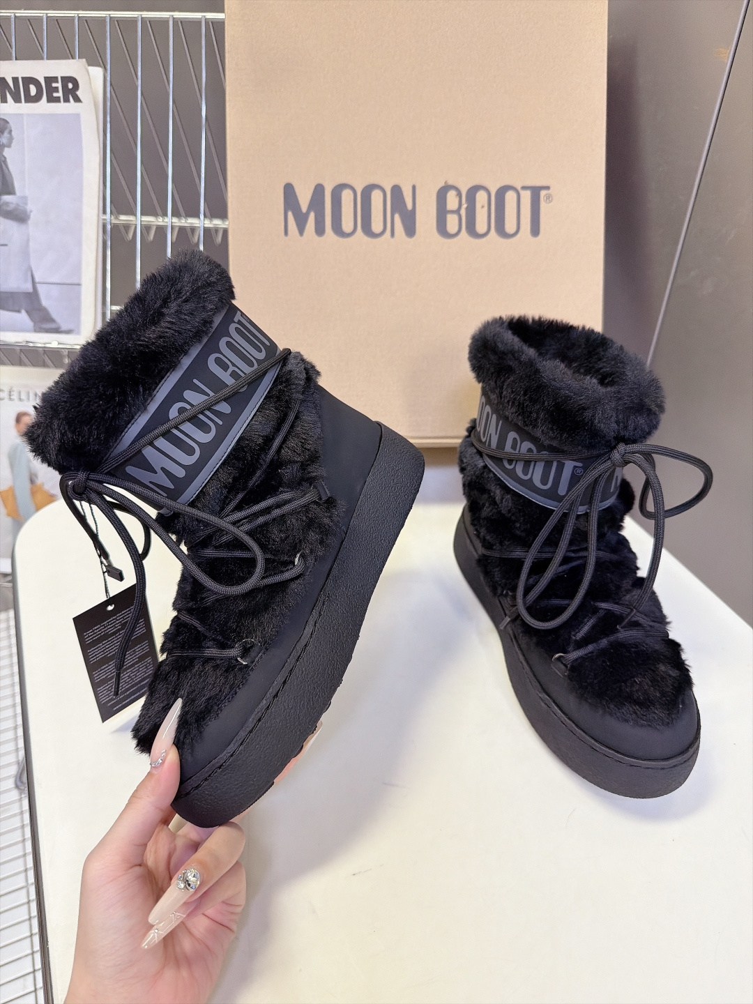 Moon Boot秋冬最新款绑带拼接毛绒雪地短靴 超多明星网红种草 复古户外风绑带系带设计 撞色编织绳带可以自由调节松紧