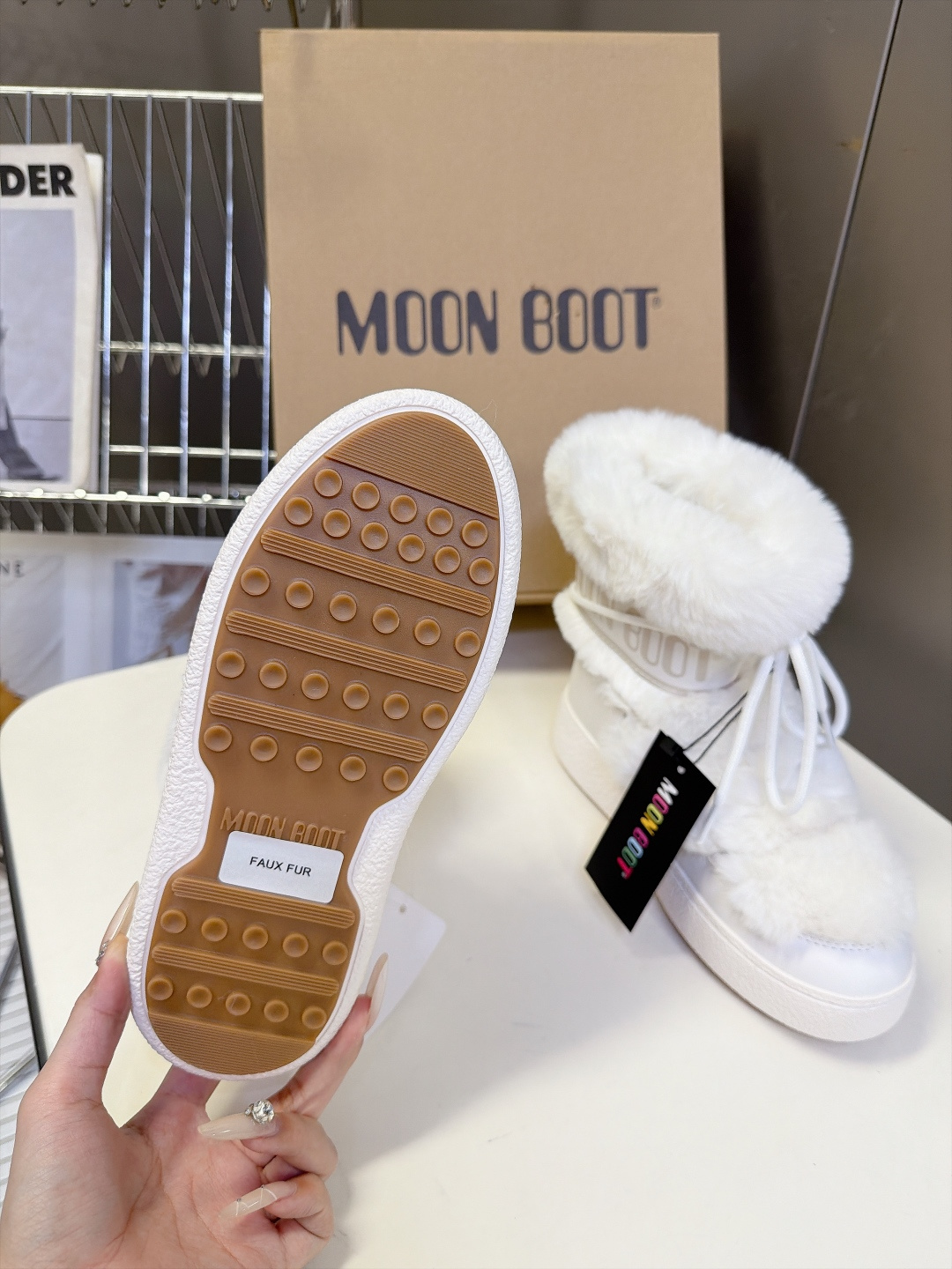 Moon Boot秋冬最新款绑带拼接毛绒雪地短靴 超多明星网红种草 复古户外风绑带系带设计 撞色编织绳带可以自由调节松紧