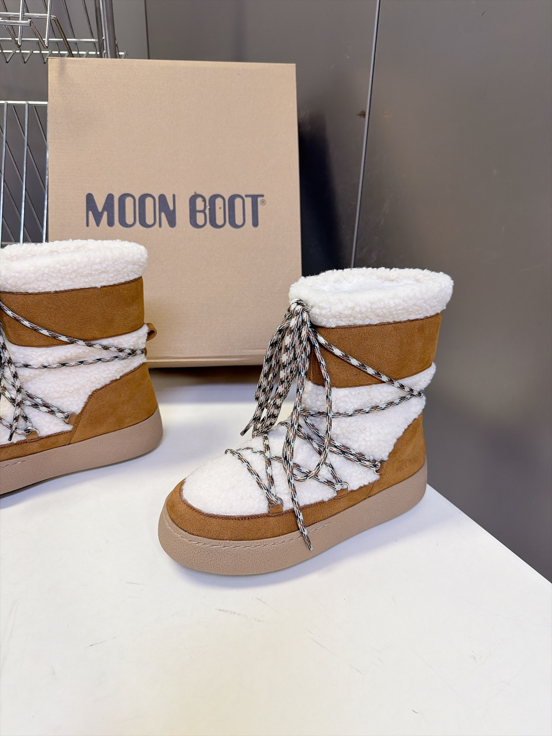Moon Boot秋冬最新款绑带拼接毛绒雪地短靴 超多明星网红种草 复古户外风绑带系带设计 撞色编织绳带可以自由调节松紧