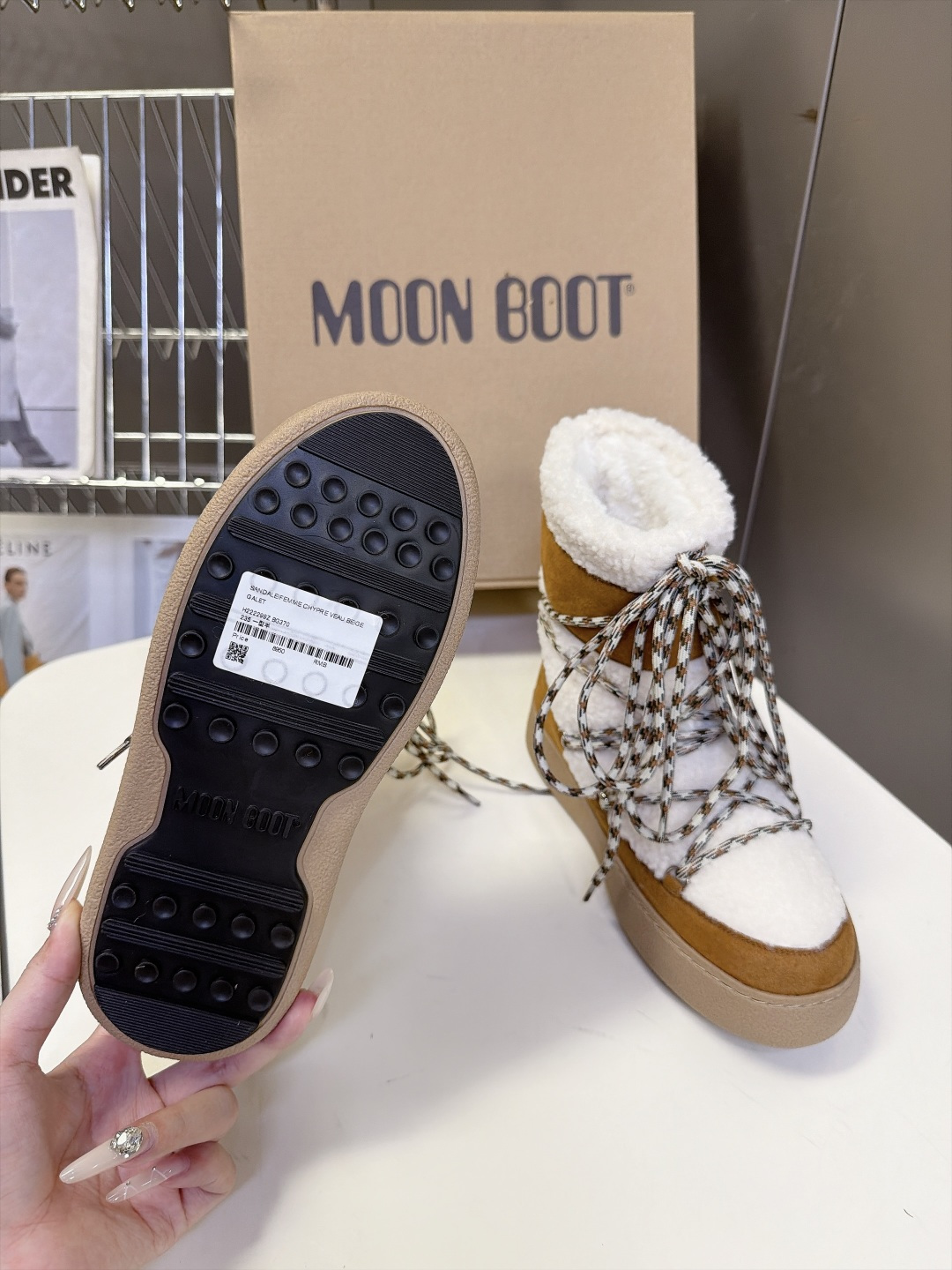 Moon Boot秋冬最新款绑带拼接毛绒雪地短靴 超多明星网红种草 复古户外风绑带系带设计 撞色编织绳带可以自由调节松紧