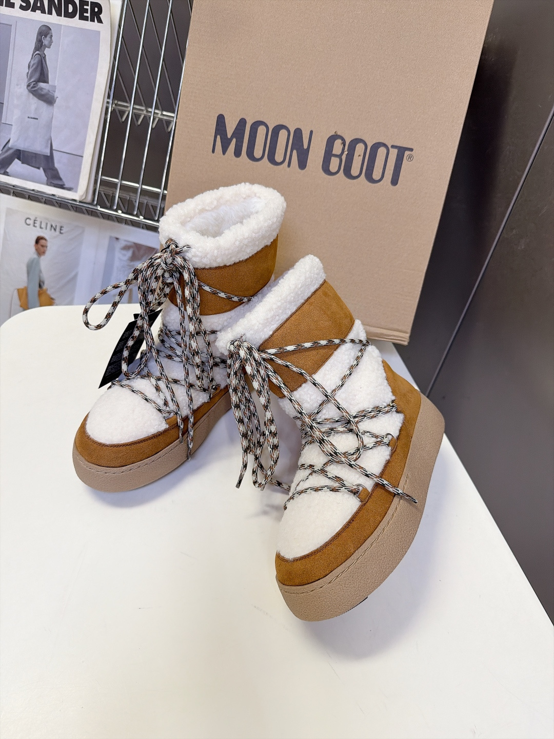 Moon Boot秋冬最新款绑带拼接毛绒雪地短靴 超多明星网红种草 复古户外风绑带系带设计 撞色编织绳带可以自由调节松紧