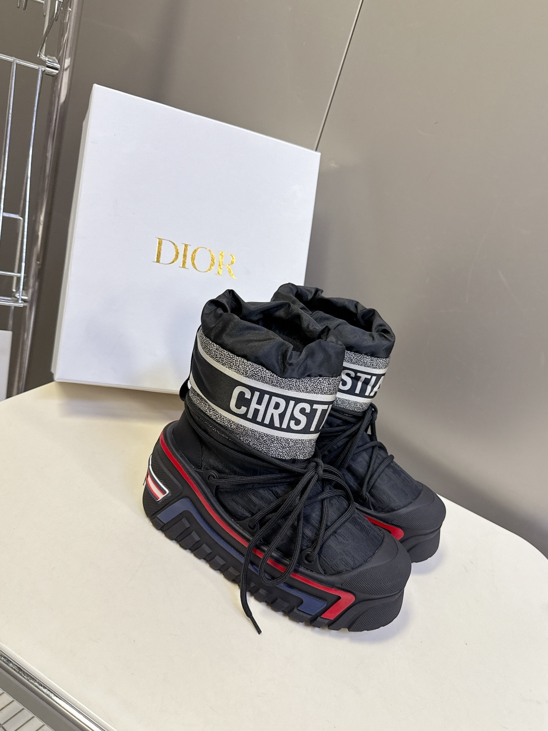 Dior迪奥秋冬最新款阿尔卑斯户外短靴滑雪鞋 超多明星网红种草 复古滑雪风户外靴 高辨识度针织提花靴筒 环绕式CHRIS Dior迪奥秋冬最新款阿尔卑斯户外短靴滑雪鞋 超多明星网红种草 复古滑雪风户外靴 高辨识度针织提花靴筒 环绕式CHRIS
