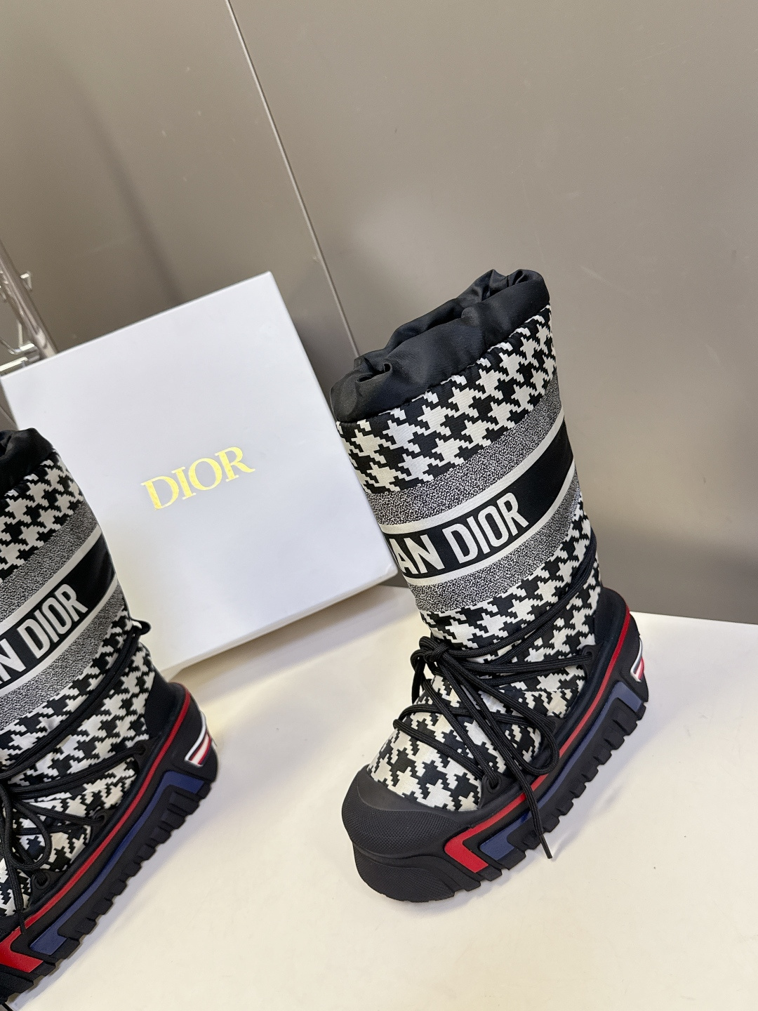 Dior迪奥秋冬最新款阿尔卑斯户外短靴滑雪鞋 超多明星网红种草 复古滑雪风户外靴 高辨识度针织提花靴筒 环绕式CHRIS Dior迪奥秋冬最新款阿尔卑斯户外短靴滑雪鞋 超多明星网红种草 复古滑雪风户外靴 高辨识度针织提花靴筒 环绕式CHRIS