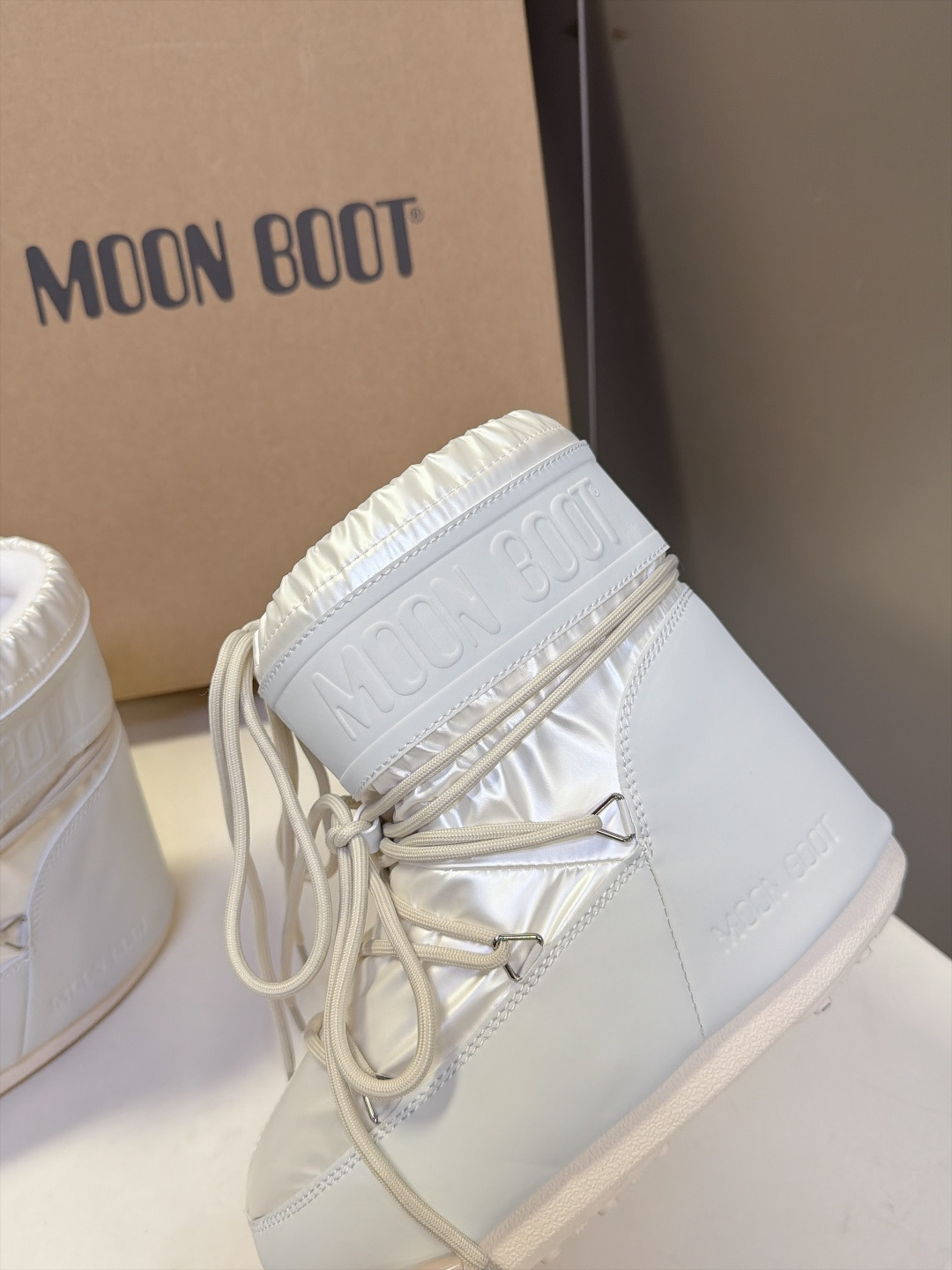 Moon Boot 秋冬最新款雪地靴 丑萌滑雪鞋 超多明星网红种草 秋冬滑雪必备款 现在有一款更另类的雪地靴又杀回来了 