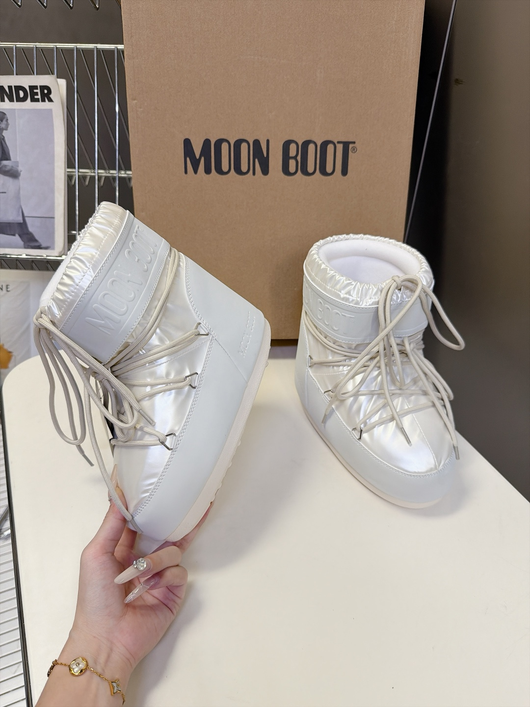 Moon Boot 秋冬最新款雪地靴 丑萌滑雪鞋 超多明星网红种草 秋冬滑雪必备款 现在有一款更另类的雪地靴又杀回来了 