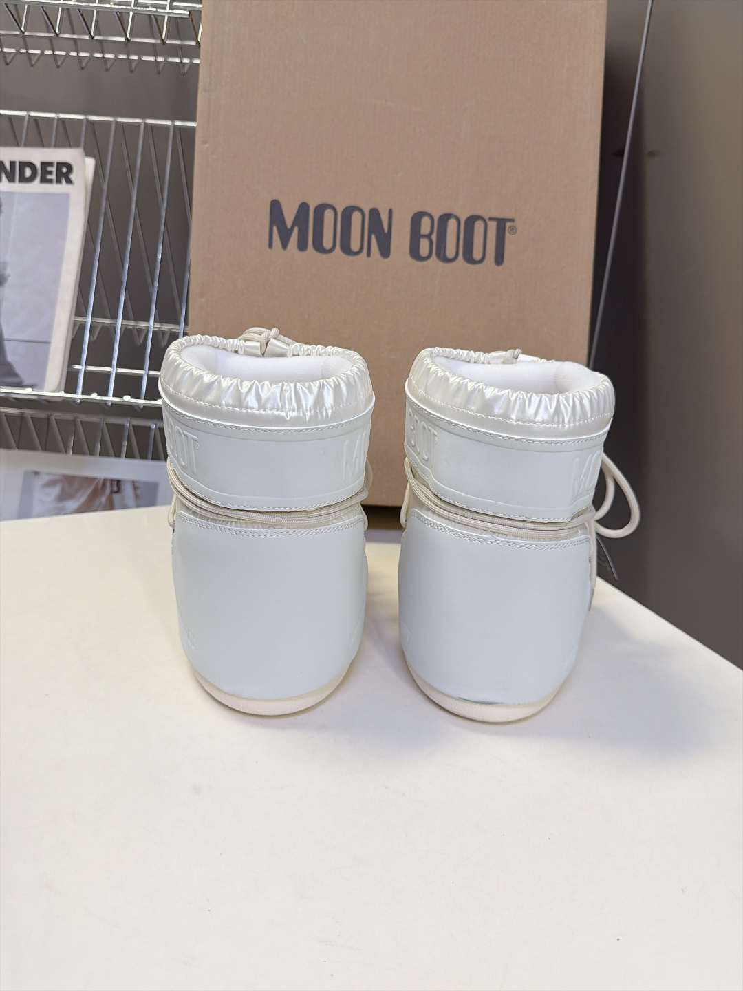 Moon Boot 秋冬最新款雪地靴 丑萌滑雪鞋 超多明星网红种草 秋冬滑雪必备款 现在有一款更另类的雪地靴又杀回来了 