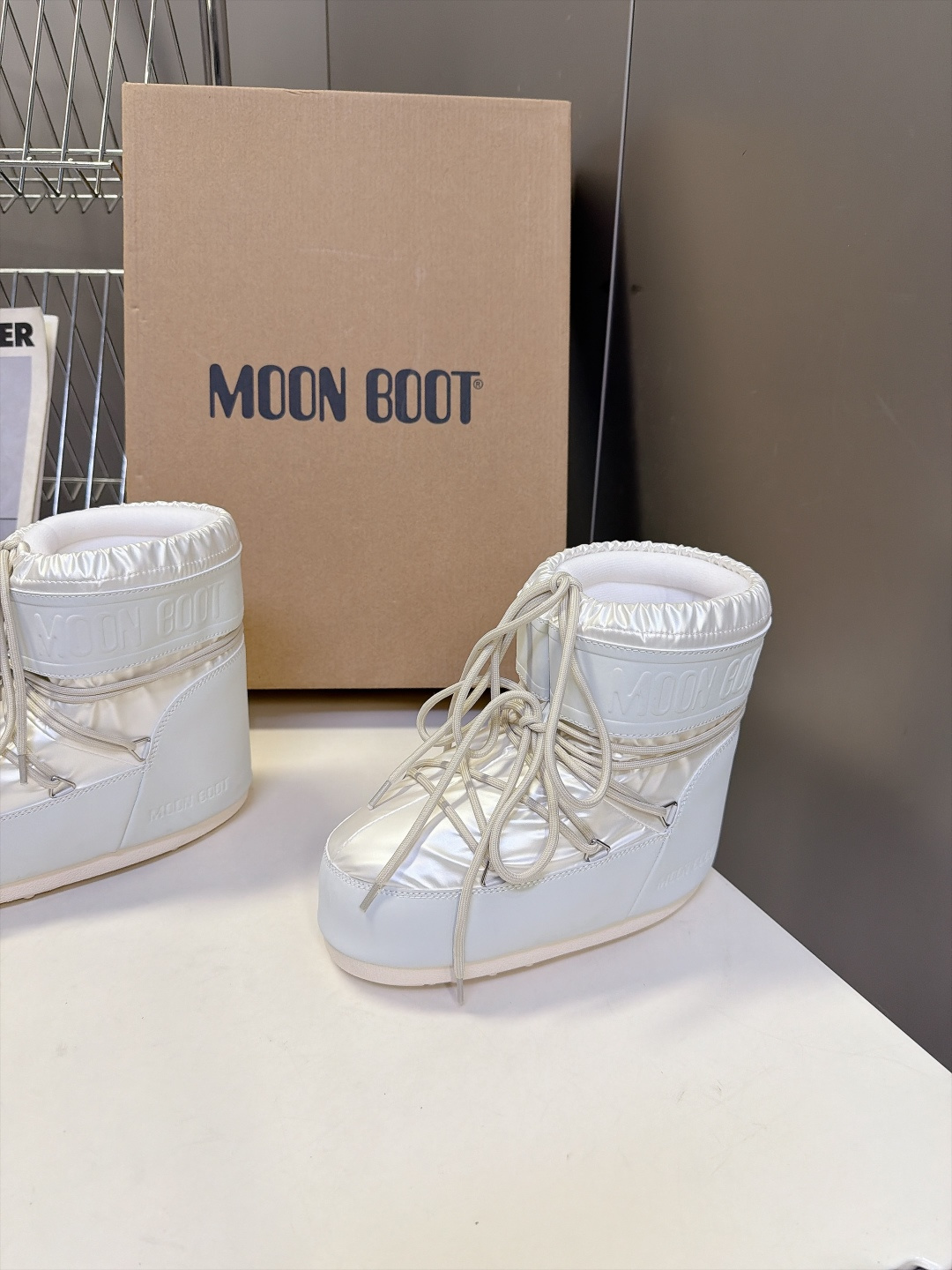 Moon Boot 秋冬最新款雪地靴 丑萌滑雪鞋 超多明星网红种草 秋冬滑雪必备款 现在有一款更另类的雪地靴又杀回来了 