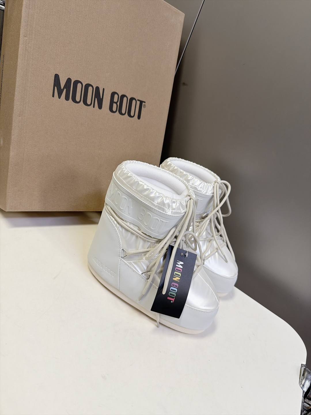 Moon Boot 秋冬最新款雪地靴 丑萌滑雪鞋 超多明星网红种草 秋冬滑雪必备款 现在有一款更另类的雪地靴又杀回来了 