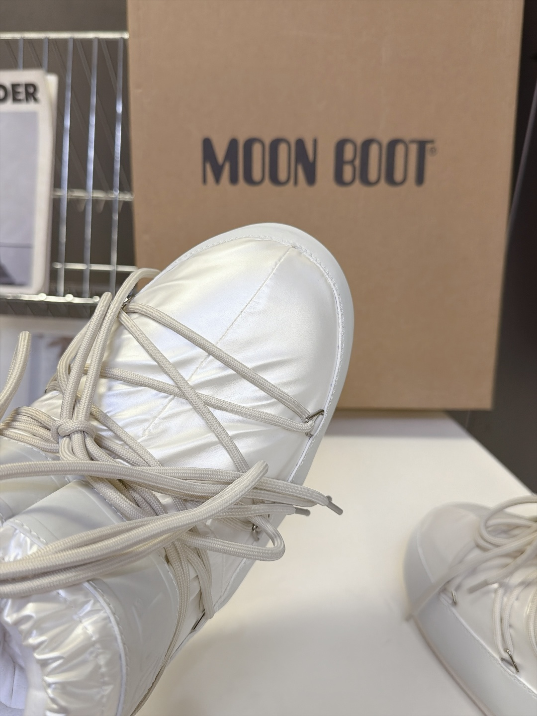 Moon Boot 秋冬最新款雪地靴 丑萌滑雪鞋 超多明星网红种草 秋冬滑雪必备款 现在有一款更另类的雪地靴又杀回来了 