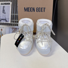 Moon Boot 秋冬最新款雪地靴 丑萌滑雪鞋 超多明星网红种草 秋冬滑雪必备款 现在有一款更另类的雪地靴又杀回来了 Moon Boot 秋冬最新款雪地靴 丑萌滑雪鞋 超多明星网红种草 秋冬滑雪必备款 现在有一款更另类的雪地靴又杀回来了