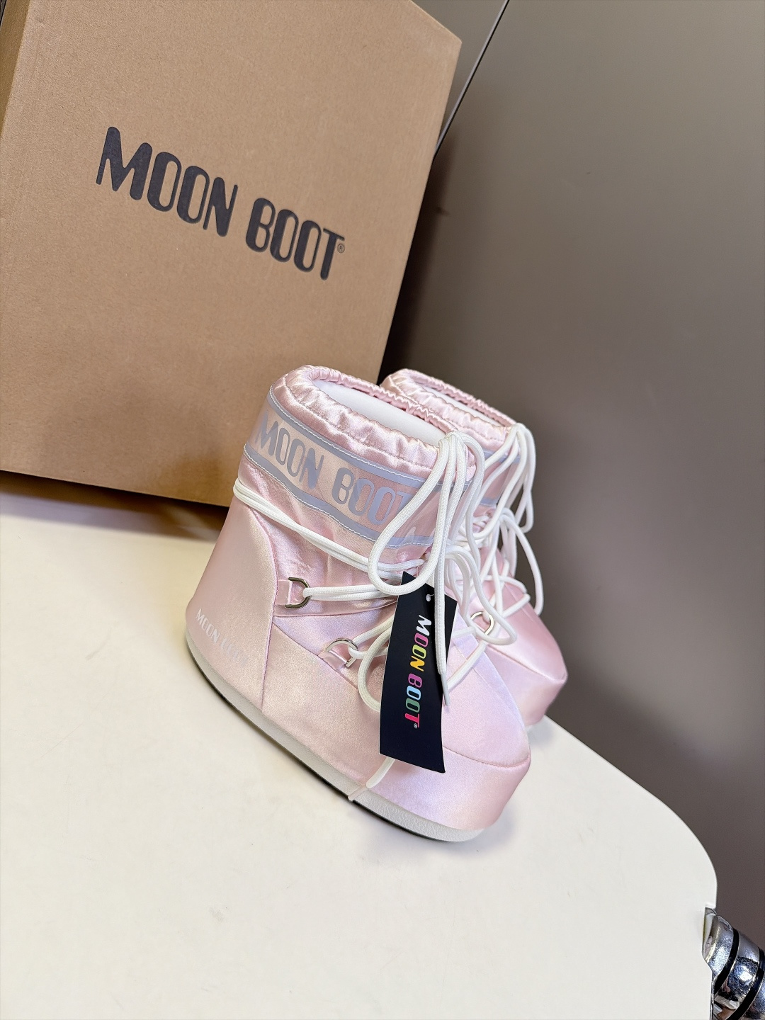 Moon Boot 秋冬最新款雪地靴 丑萌滑雪鞋 超多明星网红种草 秋冬滑雪必备款 现在有一款更另类的雪地靴又杀回来了 Moon Boot 秋冬最新款雪地靴 丑萌滑雪鞋 超多明星网红种草 秋冬滑雪必备款 现在有一款更另类的雪地靴又杀回来了