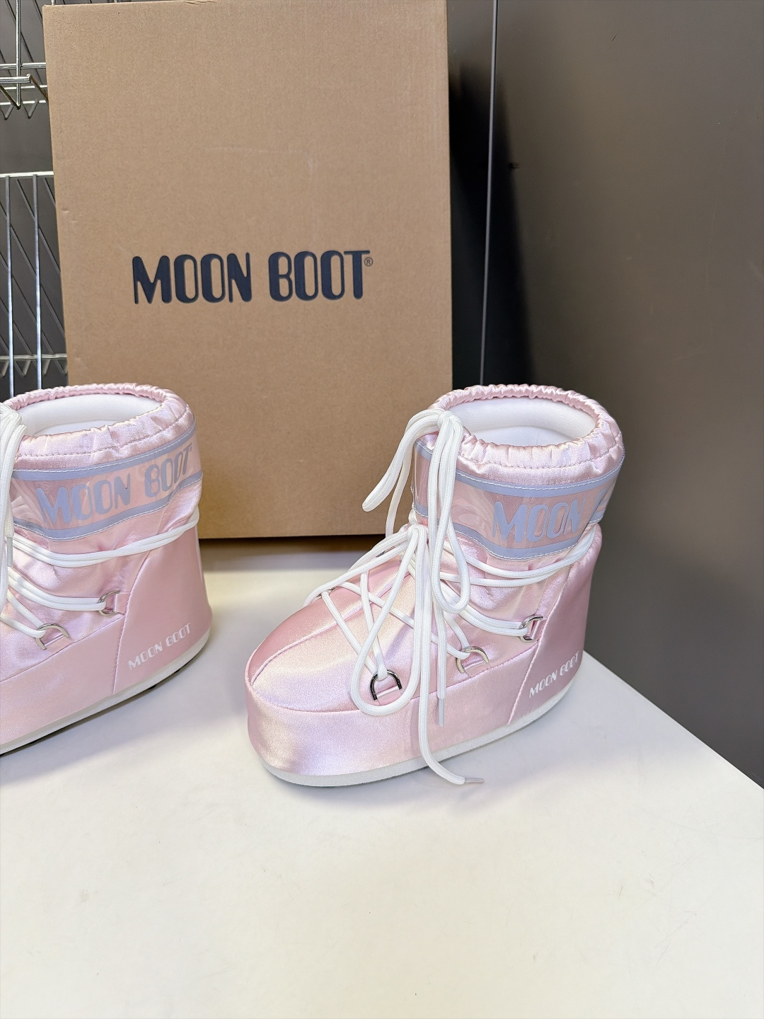 Moon Boot 秋冬最新款雪地靴 丑萌滑雪鞋 超多明星网红种草 秋冬滑雪必备款 现在有一款更另类的雪地靴又杀回来了 Moon Boot 秋冬最新款雪地靴 丑萌滑雪鞋 超多明星网红种草 秋冬滑雪必备款 现在有一款更另类的雪地靴又杀回来了