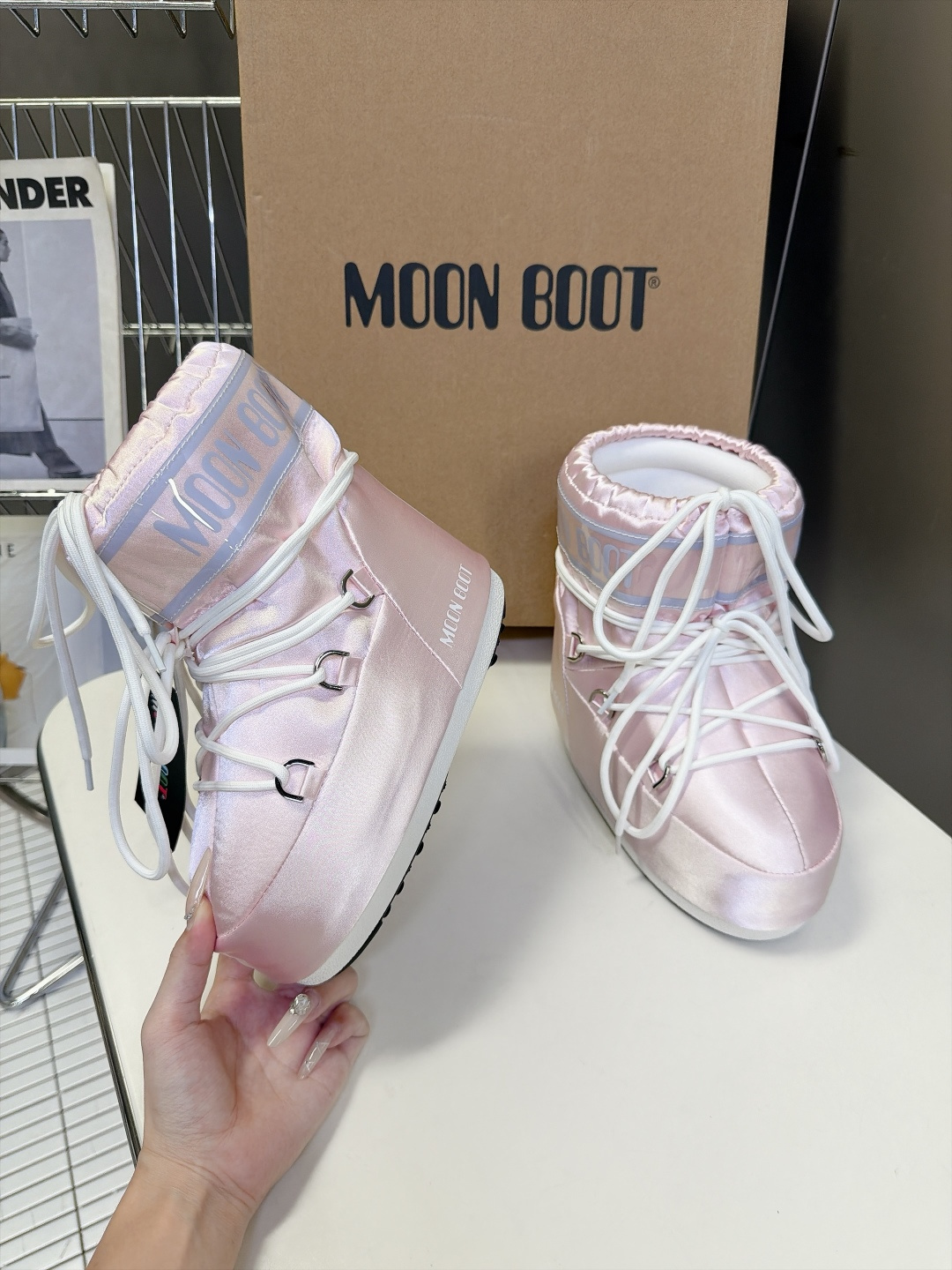 Moon Boot 秋冬最新款雪地靴 丑萌滑雪鞋 超多明星网红种草 秋冬滑雪必备款 现在有一款更另类的雪地靴又杀回来了 Moon Boot 秋冬最新款雪地靴 丑萌滑雪鞋 超多明星网红种草 秋冬滑雪必备款 现在有一款更另类的雪地靴又杀回来了