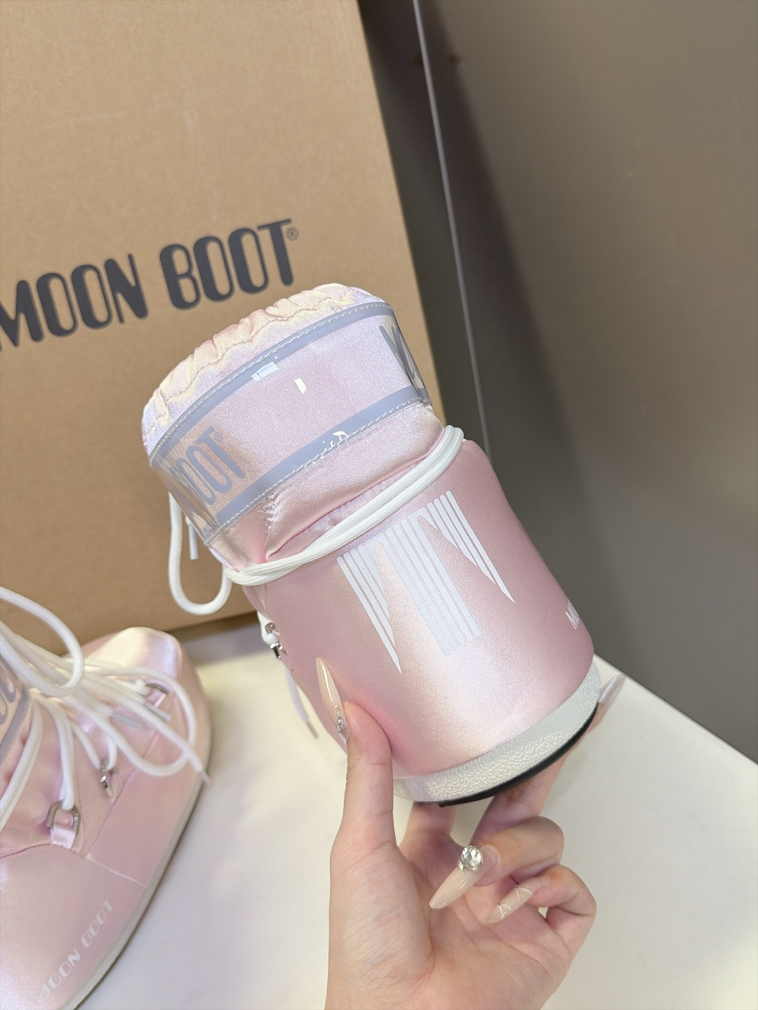 Moon Boot 秋冬最新款雪地靴 丑萌滑雪鞋 超多明星网红种草 秋冬滑雪必备款 现在有一款更另类的雪地靴又杀回来了 Moon Boot 秋冬最新款雪地靴 丑萌滑雪鞋 超多明星网红种草 秋冬滑雪必备款 现在有一款更另类的雪地靴又杀回来了